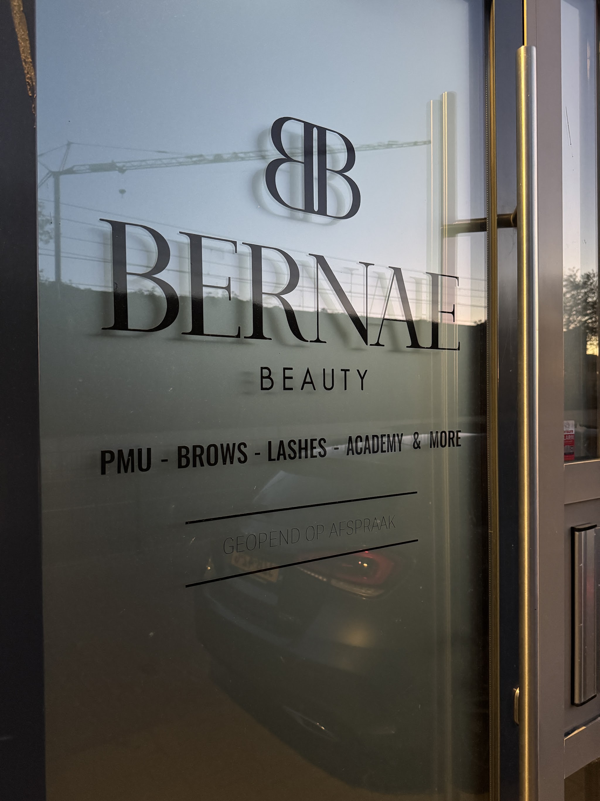 De deur van de salon met het BB-logo en de tekst PMU, Brows, Lashes, Academy en more