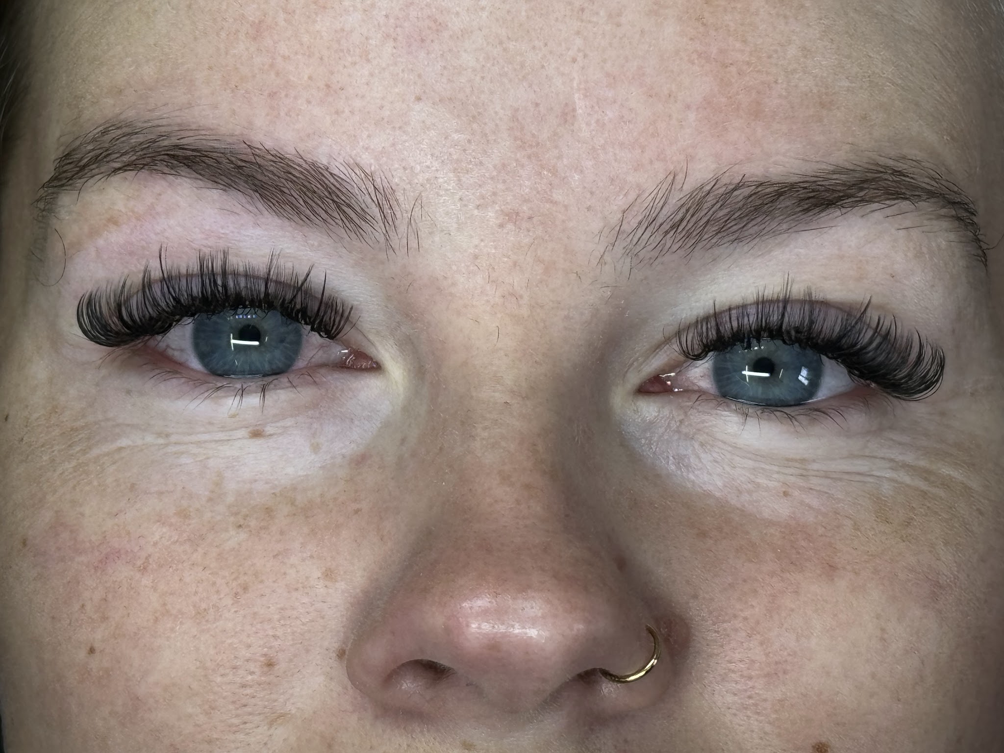 Close-up van twee ogen met volume lashextensions