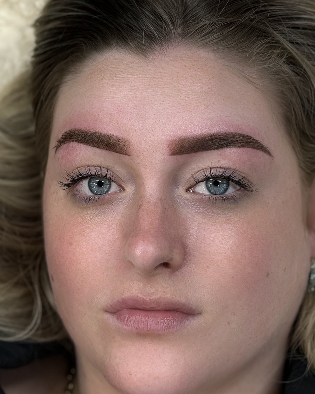 Klant met een nieuwe set lashextensions, gezet in de salon