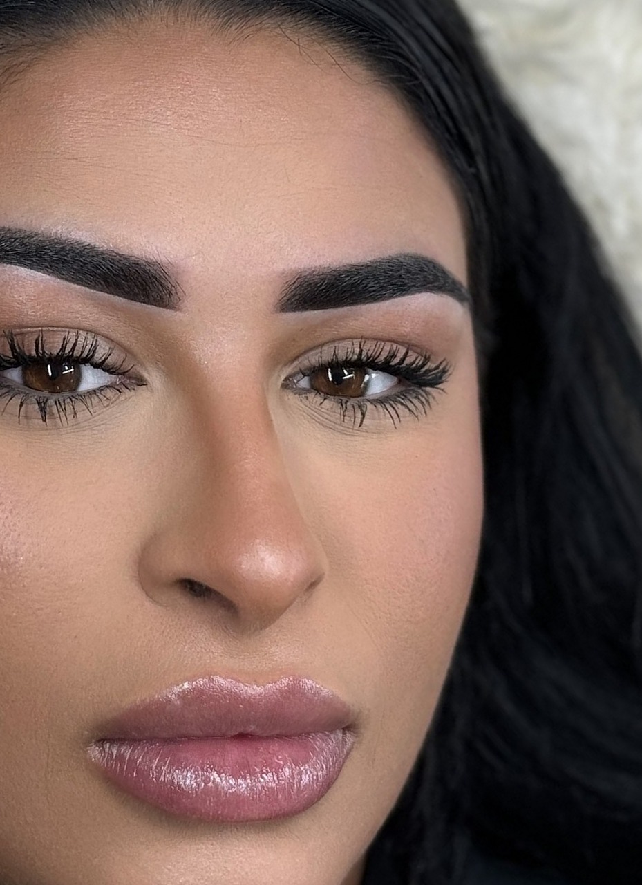Klant met een nieuwe set lashextensions en gevormde wenkbrauwen