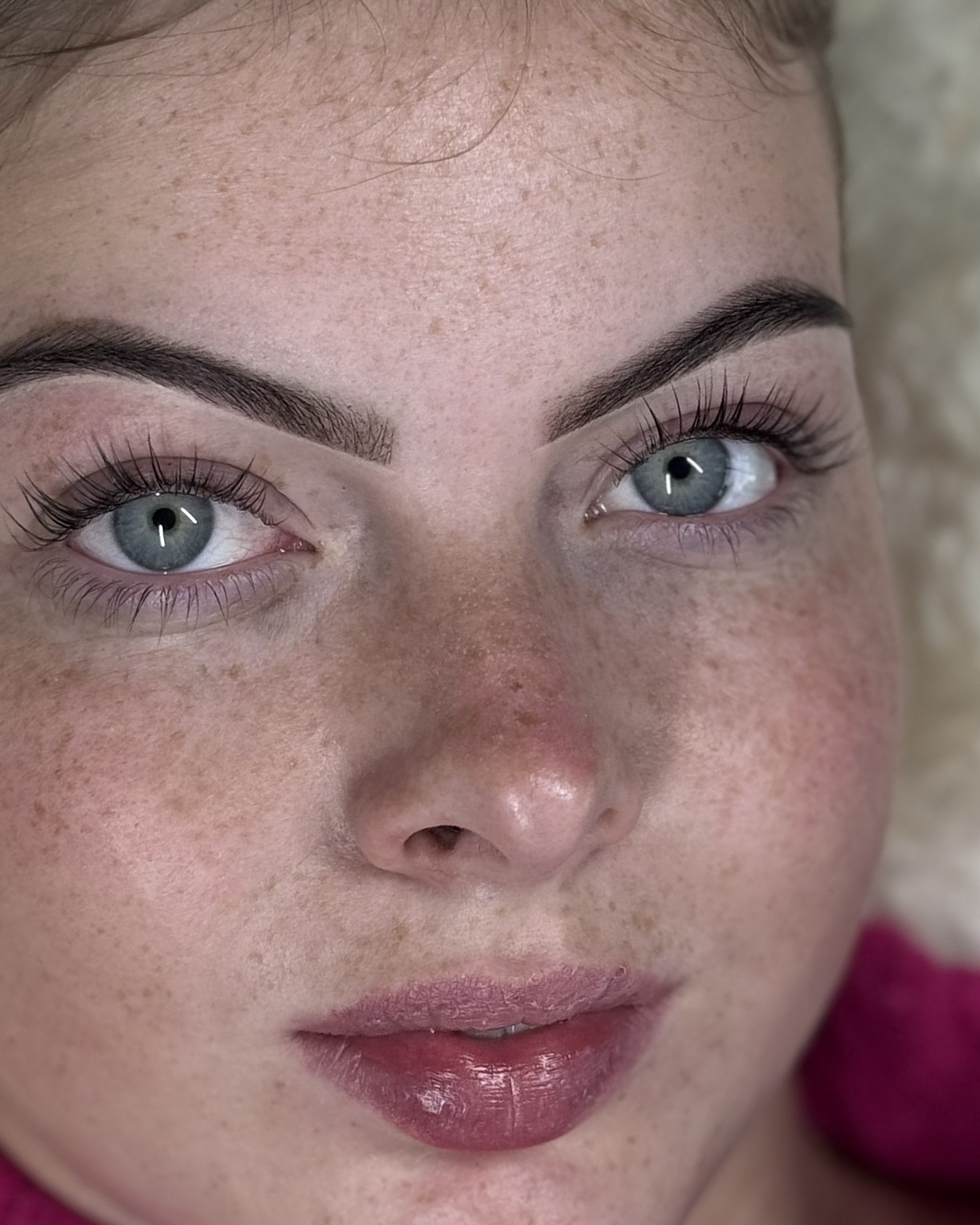 Klant met gevormde wenkbrauwen en lashextensions