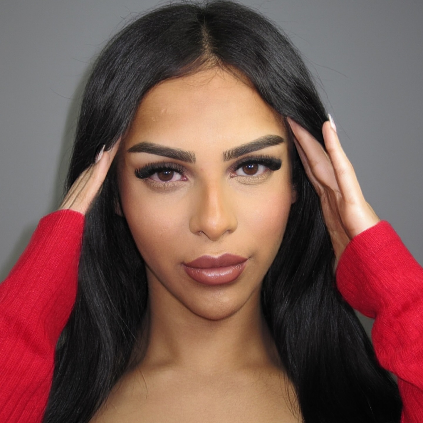 Model met volle lashextensions en strak gevormde wenkbrauwen